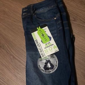 D. Jeans capris size 6